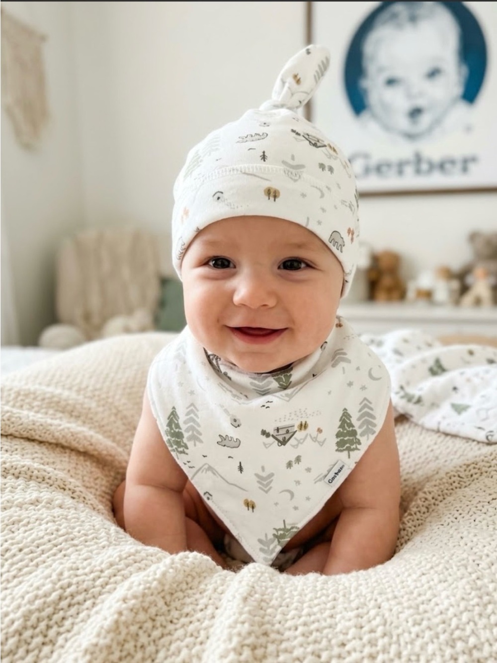 Modern Moments by Gerber Baby Boy's Ivory Cap Wildlife Cabin Bear Print Bib 0/6M